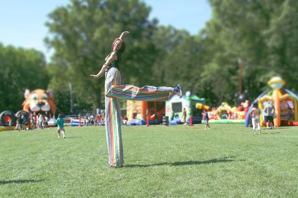 preview-chat-entertainer-stilt-walker